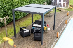 Pergola bioclimatique - Aluminium - Gris anthracite - Ventelles latérales mobiles imitation bois - 7,2 m²