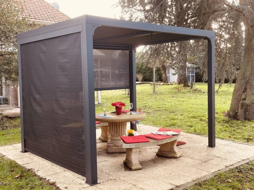 Pergola bioclimatique aluminium - coloris gris anthracite - ventelles latérales mobiles imitation bois pour côté 3 m - surface 7,2 m²