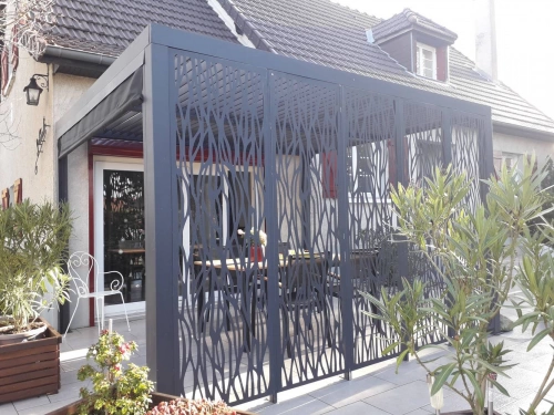 Pergola Bioclimatique Aluminium Gris Anthracite avec Panneaux Moucharabieh et Rideau Latéral Manuel – 10,80 m² – Lames Orientables Manuelles